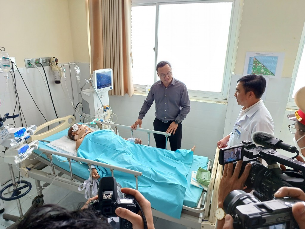 Phó Chủ nhiệm Ủy ban an toàn giao thông quốc gia thăm hỏi các nạn nhân trong vụ tai nạn kinh hoàng tại Quảng Nam