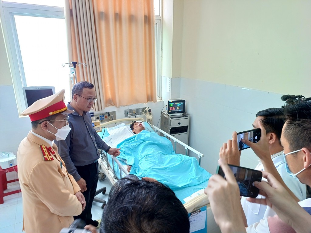 Phó Chủ nhiệm Ủy ban an toàn giao thông quốc gia thăm hỏi các nạn nhân trong vụ tai nạn kinh hoàng tại Quảng Nam