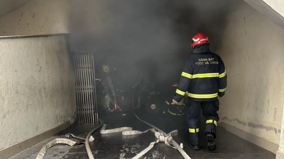 Lực lượng chức năng phối hợp với lực lượng chữa cháy tại chỗ dập tắt đám cháy khu vực hầm để xe trường Tiểu học Yên Hoà