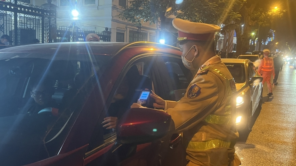 Phát hiện, xử lý gần 900 trường hợp vi phạm Luật Giao thông đường bộ trong 1 ngày