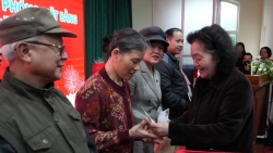 tang qua tet nhan ai 2024 cho ho gia dinh thuoc dien giai phong mat bang