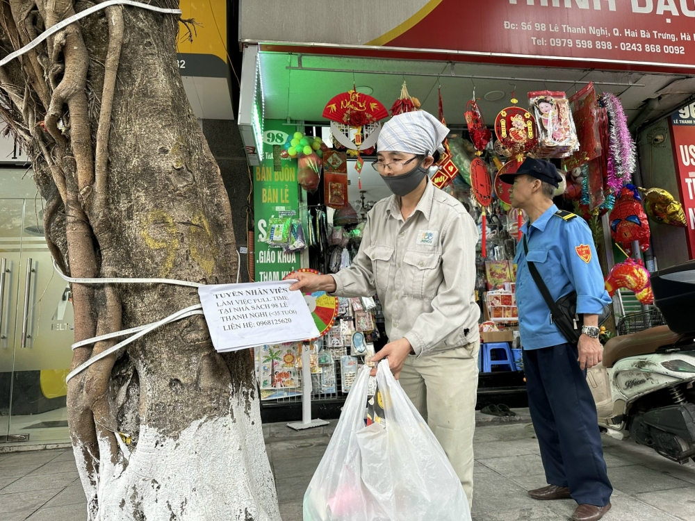 Một số cửa hàng vẫn còn tình trạng vứt rác không đúng giờ, treo tờ quảng cáo lên gốc cây