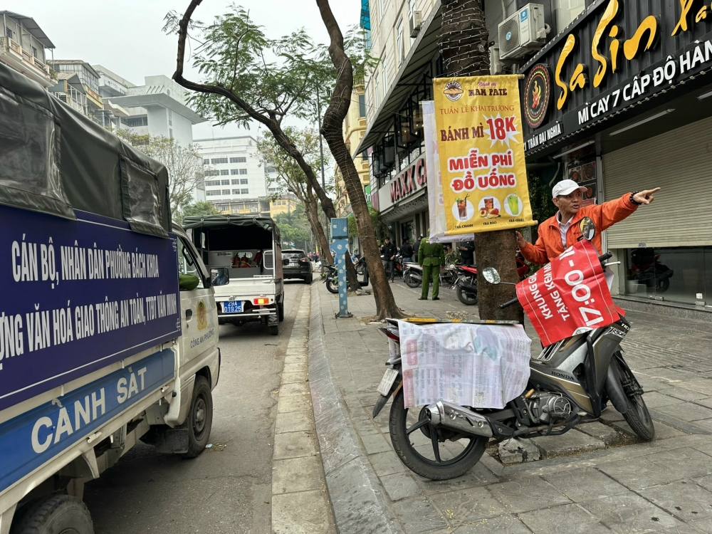 Lực lượng chức năng yêu cầu người kinh doanh tháo gỡ nội dung quảng cáo 