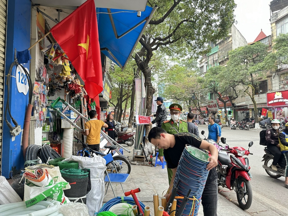 Cửa hàng bán đồ thiết yếu tranh thủ bày bán hàng dịp cuối năm cũng đã bị lực lượng chức năng yêu cầu dọn dẹp