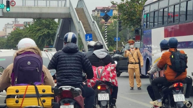 Công an Hà Nội huy động toàn bộ quân số hướng dẫn người dân về quê đón Tết