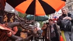 Phiên chợ đồ cũ trên phố cổ Hà Nội hút khách ngày cuối năm