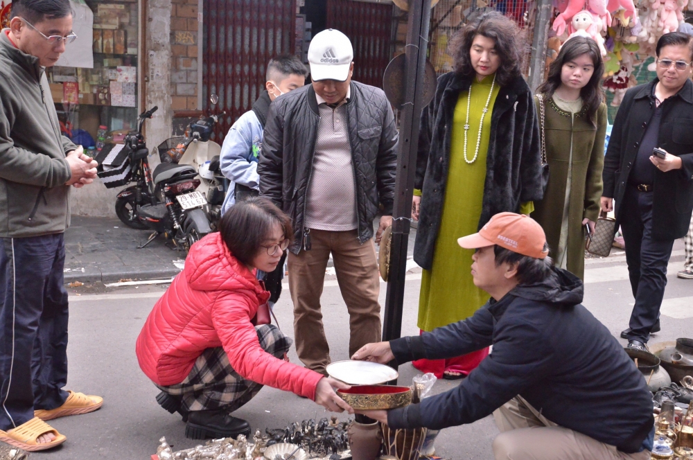 Phiên chợ đồ cũ trên phố cổ Hà Nội hút khách ngày cuối năm