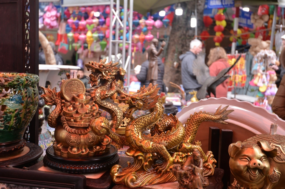Phiên chợ đồ cũ trên phố cổ Hà Nội hút khách ngày cuối năm