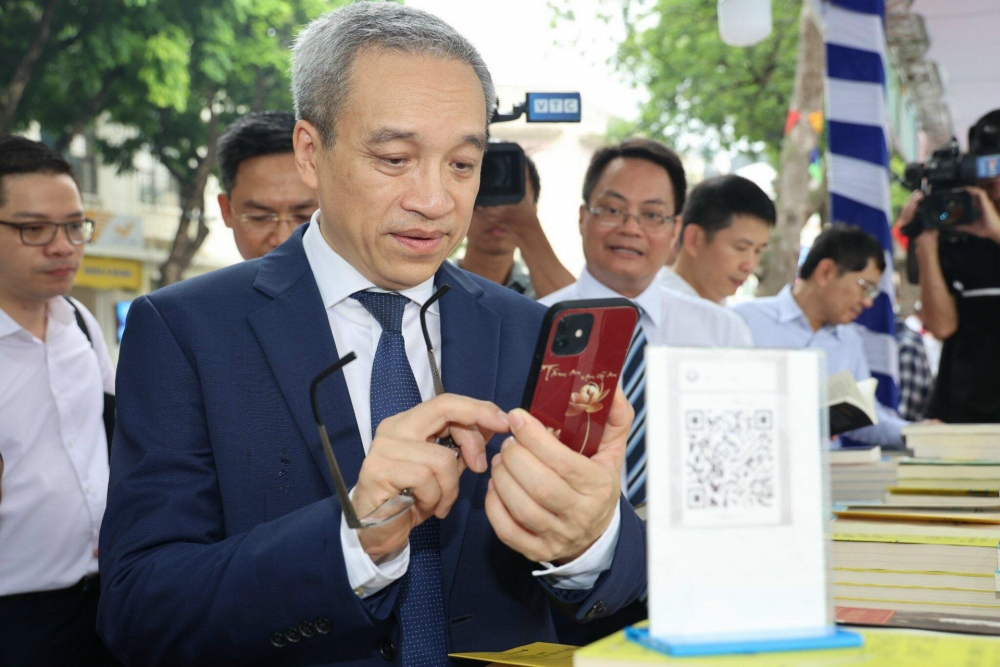 Thứ trưởng Bộ TT&TT Phan Tâm mua sách và thanh toán bằng mã QR