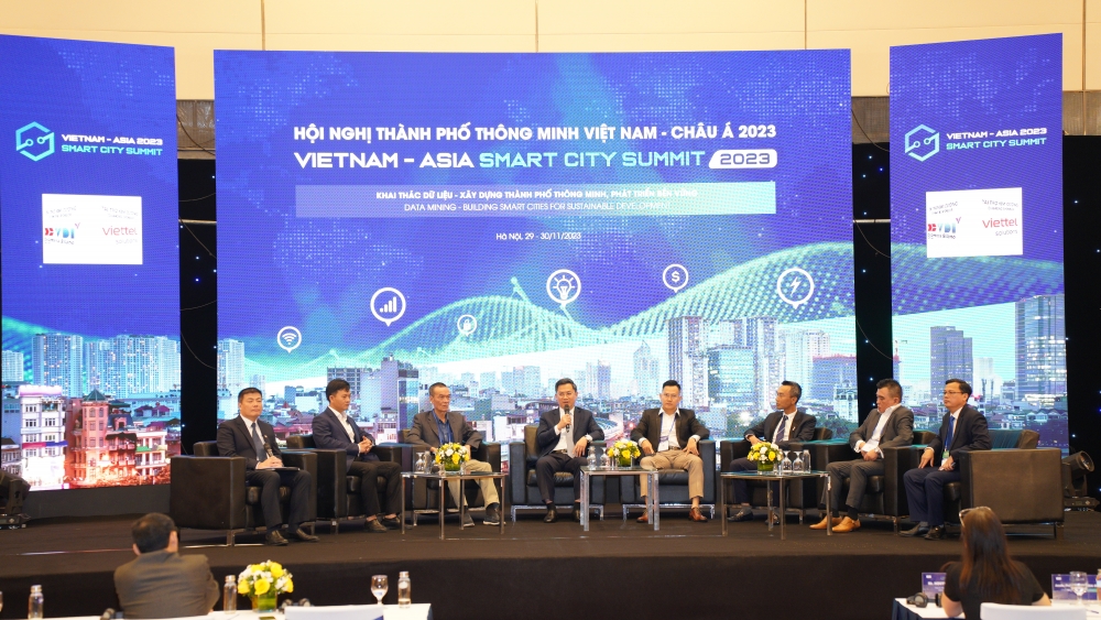  Phó Chủ tịch UBND TP Hà Nội Hà Minh Hải (ngồi giữa) phát biểu tại Hội nghị TP thông minh Việt Nam - Châu Á 2023 do Sở TT&TT Hà Nội phối hợp với Hiệp hội Phần mềm và Dịch vụ CNTT Việt Nam tổ chức