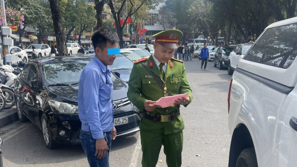 Phạt 1 trường hợp vi phạm trông giữ ô tô trên phố Đinh Tiên Hoàng.