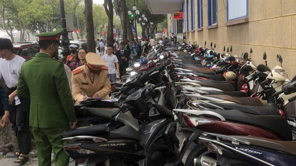 Xử phạt bãi xe thu 20.000 đồng/xe máy tại cổng Bưu điện Hà Nội.