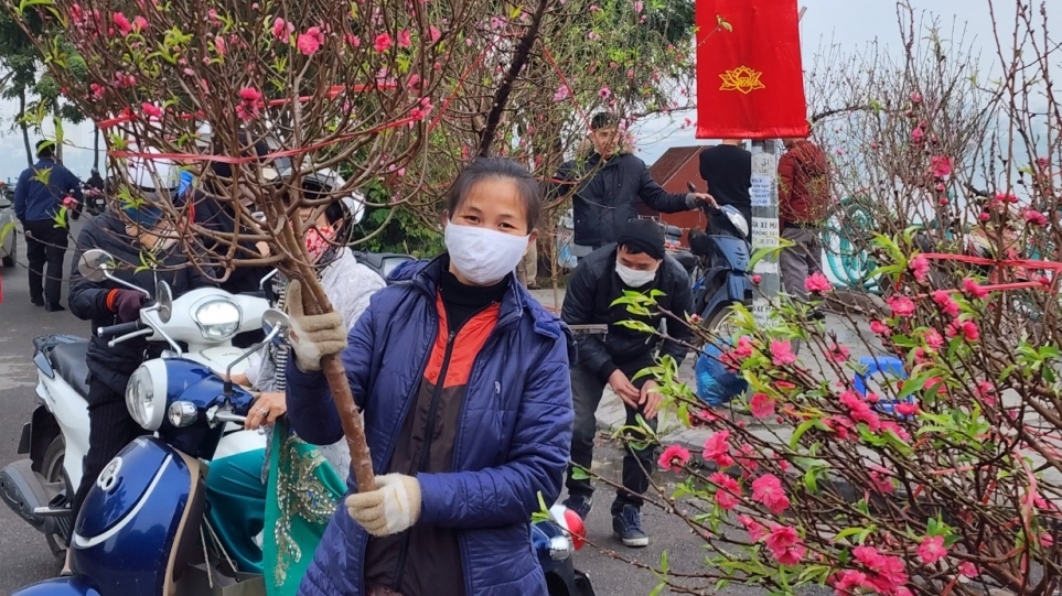 Dịp Tết và đầu xuân du khách đến với Tây Hồ tăng gấp đôi