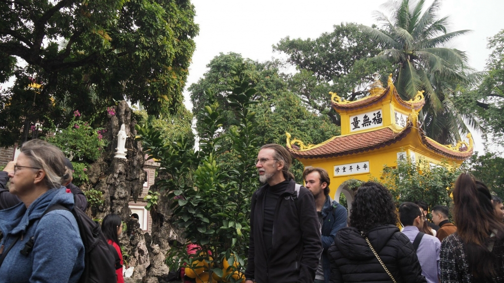 Du khách nước ngoài chen chân vãn cảnh chùa Trấn Quốc