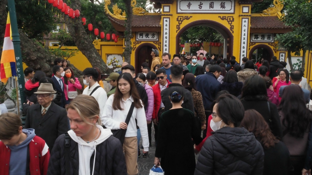 Du khách nước ngoài chen chân vãn cảnh chùa Trấn Quốc