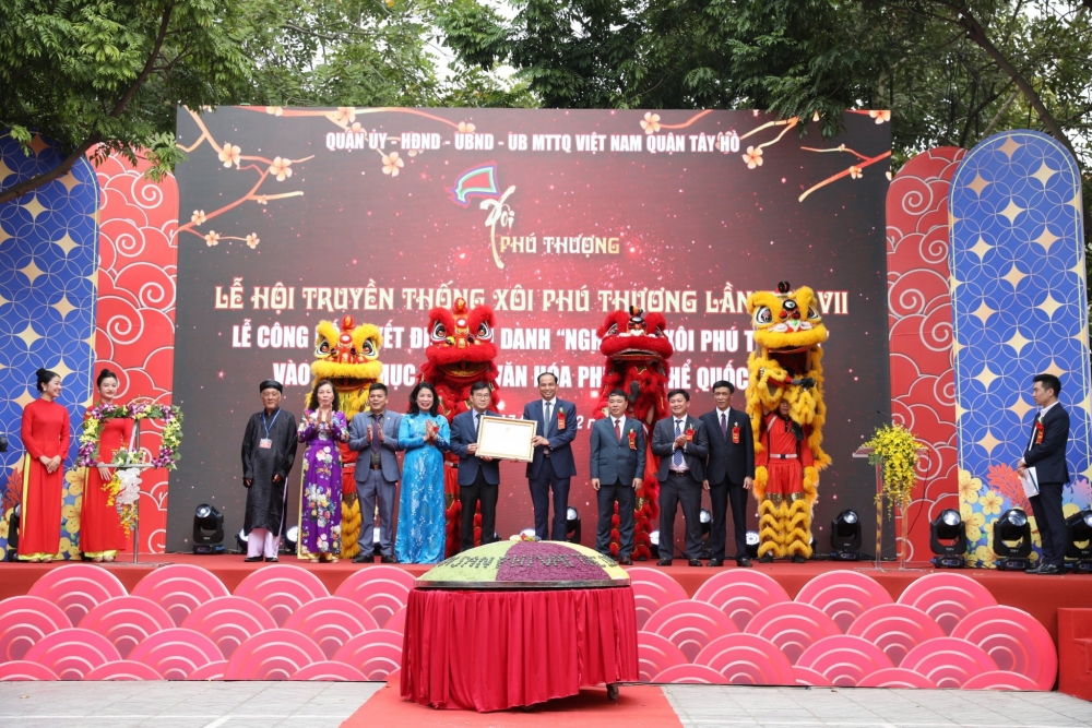 Lãnh đạo quận Tây Hồ, phường Phú Thượng đón nhận Quyết định công nhận Nghề làm xôi Phú Thượng trở thành di sản văn hoá phi vật thể cấp quốc gia