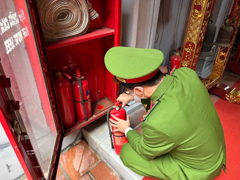 Phương tiện chữa cháy tại các khu thờ tự trong dịp Tết và lễ hội Xuân là một trong những phương pháp PCCC&CNCH
