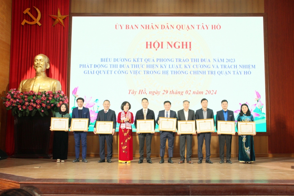Đồng chí Lê Thị Thu Hằng trao danh hiệu cho 9 tập thể lao động xuất sắc cấp thành phố