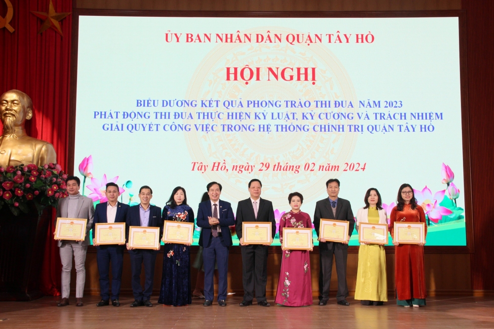 Đồng chí Nguyễn Anh Tuấn - Phó Bí thư Thường trực Quận uỷ trao giấy khen của Chủ tịch UBND quận cho 9 tập thể