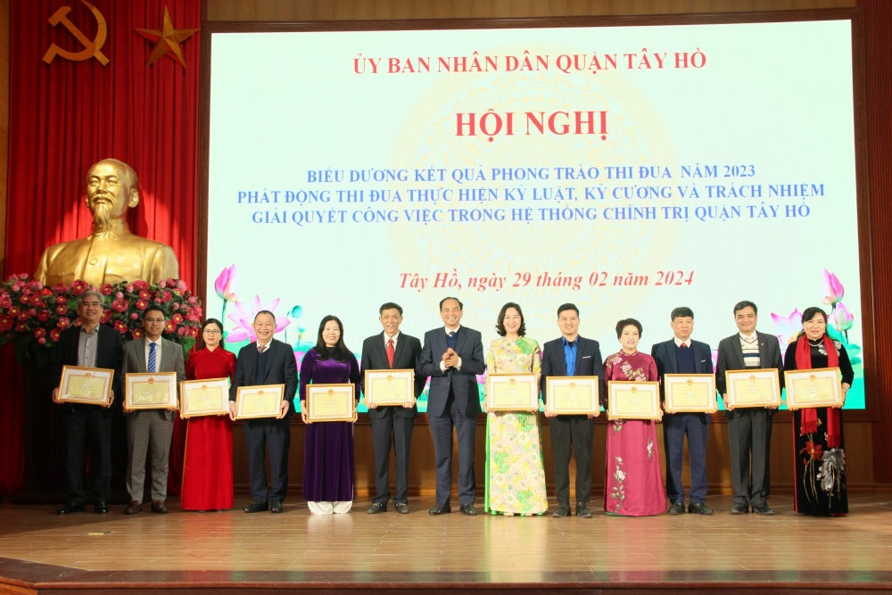 Đồng chí Nguyễn Đình Khuyến - Chủ tịch UBND quận Tây Hồ trao danh hiệu chiến sĩ thi đua cơ sở cho các cá nhân