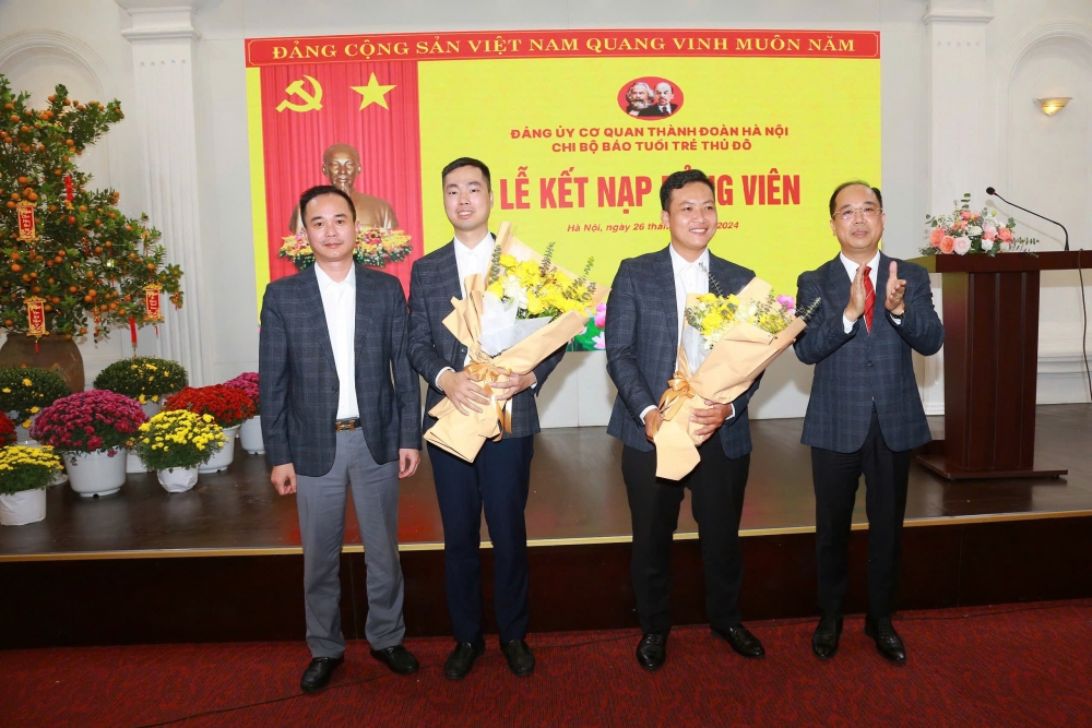 Bí thư, Phó Bí thư Chi bộ Báo Tuổi trẻ Thủ đô chúc mừng 2 tân đảng viên