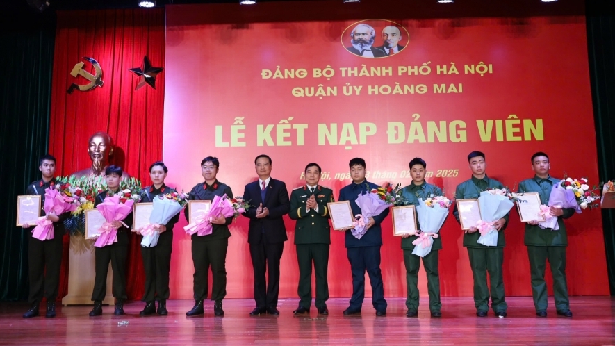 Lễ kết nạp Đảng đáng nhớ của 8 thanh niên sắp nhập ngũ