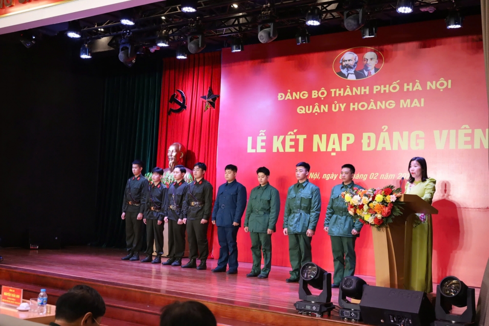 Lễ kết nạp Đảng đáng nhớ của 8 thanh niên Hoàng Mai sẵn sàng nhập ngũ năm 2025
