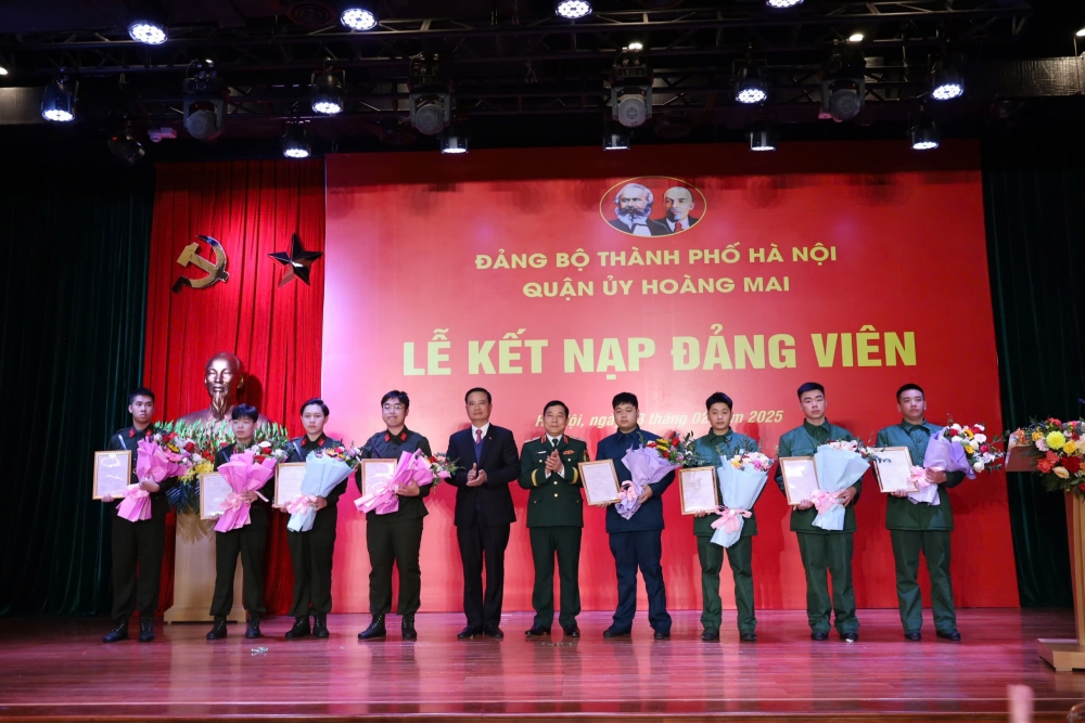 Lễ kết nạp Đảng đáng nhớ của 8 thanh niên Hoàng Mai sẵn sàng nhập ngũ năm 2025