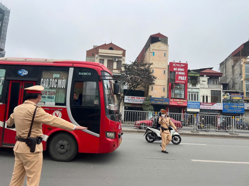 Lực lượng chức năng kiểm tra phương tiện xe khách