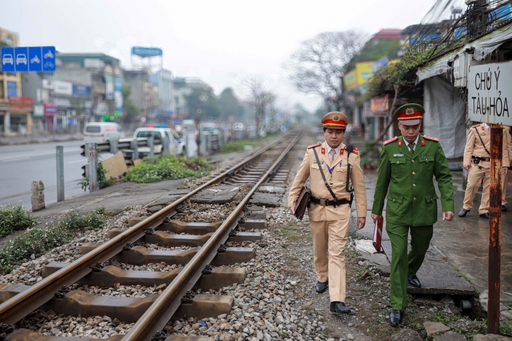 Các lực lượng phối hợp tuần tra. Ảnh: Chu Dũng