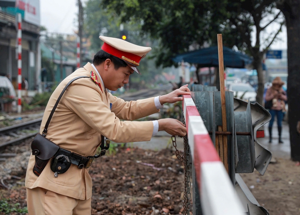 Đóng tất cả các lối đi tự mở. Ảnh: Chu Dũng