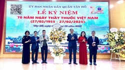 Quận Tây Hồ vinh danh tập thể, cá nhân có đóng góp cho ngành Y tế