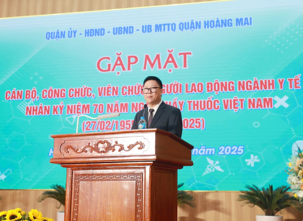 Trưởng phòng Y tế quận Hoàng Mai thay mặt cán bộ ngành Y tế quận