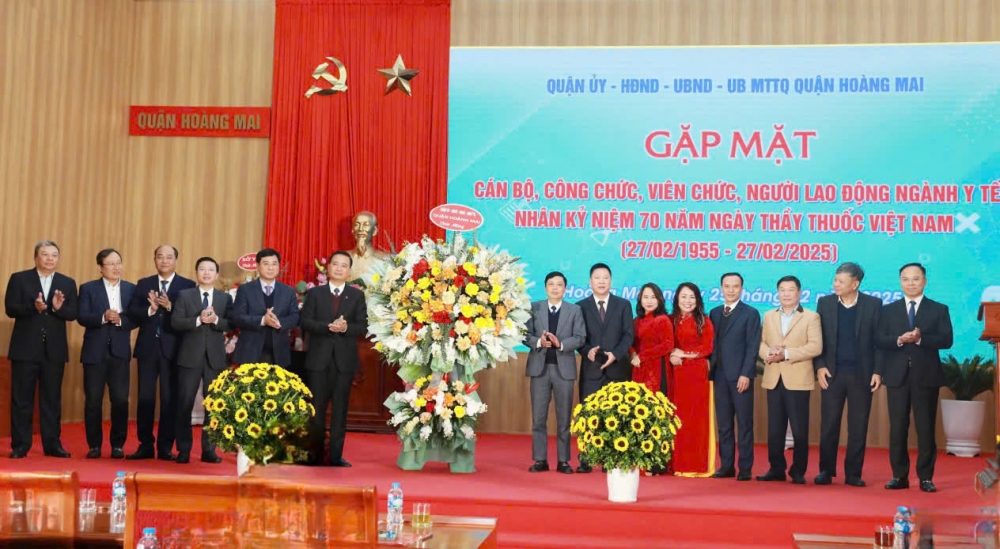 Lãnh đạo quận Hoàng Mai tặng hoa chúc mừng cán bộ, công chức, viên chức, người lao động ngành Y tế quận