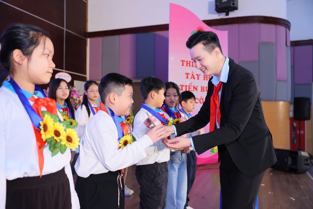 Đồng chí Đào Đức Việt - Phó Bí thư Thành đoàn, Chủ tịch Hội đồng Đội thành phố Hà Nội - trao giấy chứng nhận cho các em học sinh tiêu biểu nhận danh hiệu Cháu ngoan Bác Hồ quận Tây Hồ năm 2025