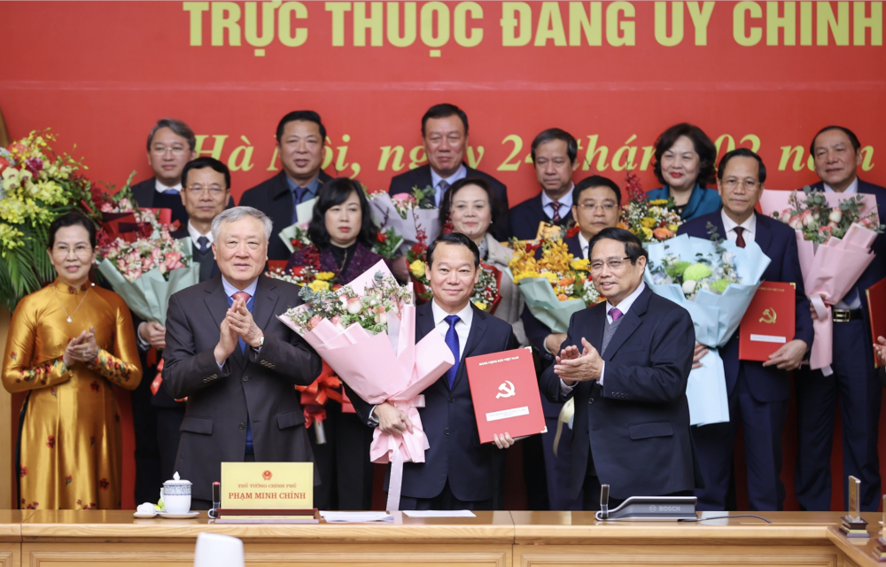 Thủ tướng Phạm Minh Chính trao quyết định thành lập Đảng bộ Bộ Nông nghiệp và Môi trường cho ông Đỗ Đức Duy, Bộ trưởng Bộ Nông nghiệp và Môi trường, trong ngày 24.2