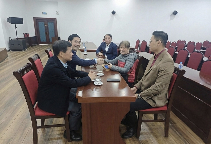 Chủ tịch UBND phường Ngô Ngọc Phương cuối buổi hội nghị trò chuyện với các hộ dân Chủ tịch UBND phường Ngô Ngọc Phương cuối buổi hội nghị trò chuyện với các hộ dân