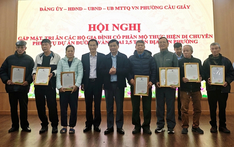 Phó Bí thư Thường trực Đảng ủy phường trao thư khen Phó Bí thư Thường trực Đảng ủy phường trao thư khen