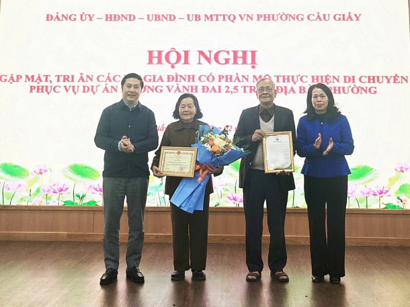 Bí thư Đảng ủy phường Nguyễn Thị Liễu và Chủ tịch UBND phường Ngô Ngọc Phương trao thư khen cho đại diện hộ gia đình Bí thư Đảng ủy phường Nguyễn Thị Liễu và Chủ tịch UBND phường Ngô Ngọc Phương trao thư khen cho đại diện hộ gia đình