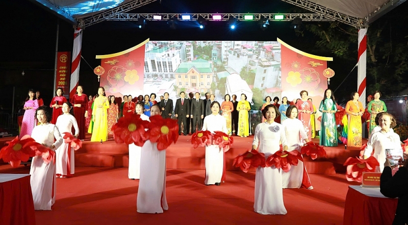 ‘Văn minh - an toàn - xanh sạch’ ở chợ hoa xuân phường Tương Mai