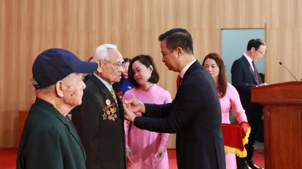 Hoàng Mai: 83 đảng viên nhận Huy hiệu Đảng - tiếp nối mạch nguồn cống hiến