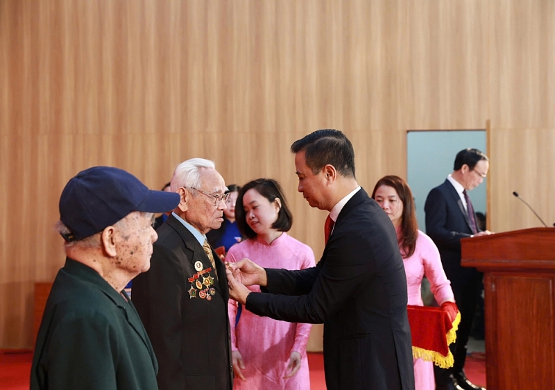 Bí thư Đảng ủy phường Hoàng Mai Nguyễn Xuân Linh trao Huy hiệu Đảng cho đảng viên lão thành