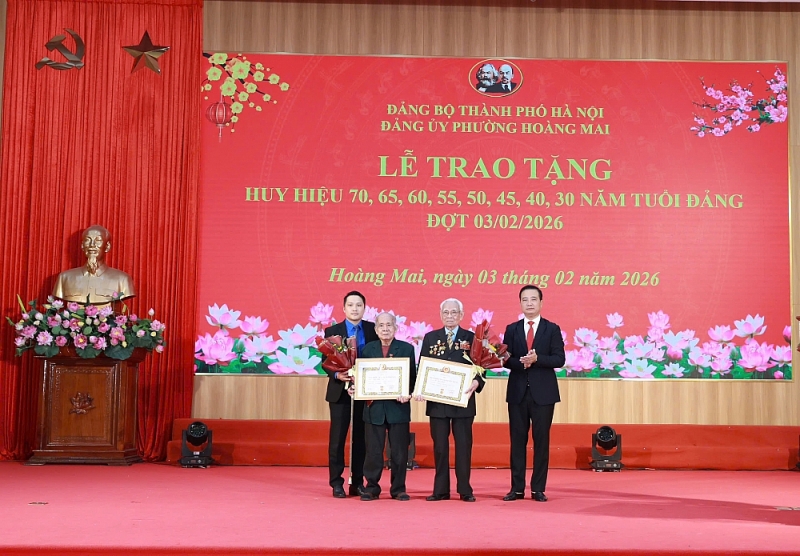 Hoàng Mai: 83 đảng viên nhận Huy hiệu Đảng - tiếp nối mạch nguồn cống hiến