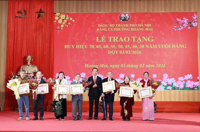 Hoàng Mai: 83 đảng viên nhận Huy hiệu Đảng - tiếp nối mạch nguồn cống hiến