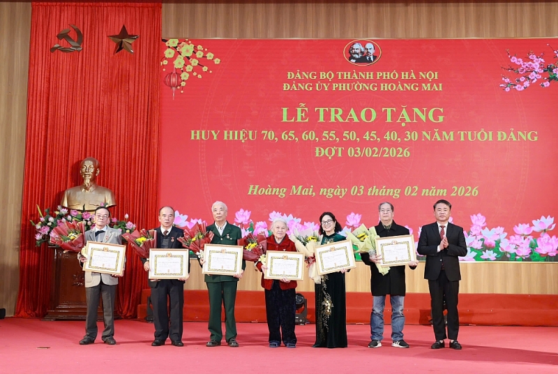 Phó Bí thư Thường trực Đảng ủy phường Hoàng Mai Nguyễn Công Hiệp trao Huy hiệu Đảng cho đảng viên lão thành