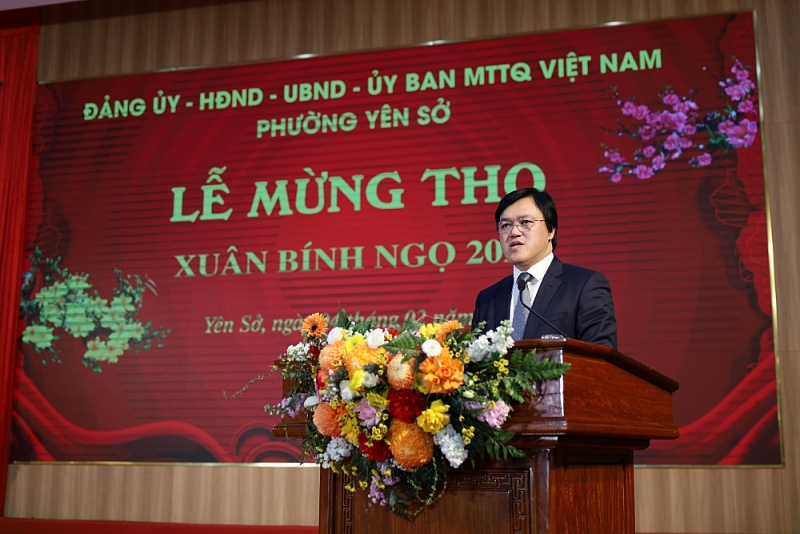 Đồng chí Vũ Tuấn Đạt, Phó Bí thư Đảng ủy, Chủ tịch UBND phường thay mặt lãnh đạo phường chúc thọ các cụ cao niên trên địa bàn