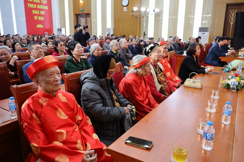 Các cụ cao niên dự buổi lễ