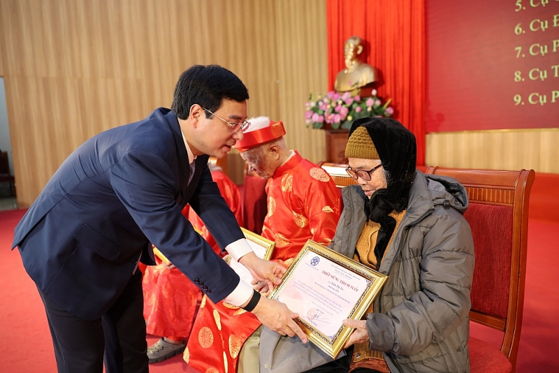 Đồng chí Nguyễn Minh Tâm, Bí thư Đảng ủy phường trao giấy mừng thọ cho các cụ cao niên