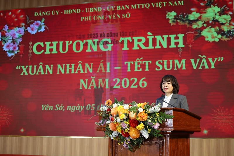 Bà Trần Thanh Nga, Phó Chủ tịch UBND phường báo cáo kết quả thực hiện công tác an sinh trên địa bàn
