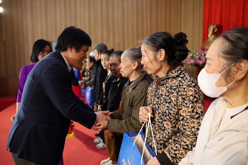 Ông Vũ Tuấn Đạt, Chủ tịch UBND phường trao quà cho hộ có hoàn cảnh khó khăn